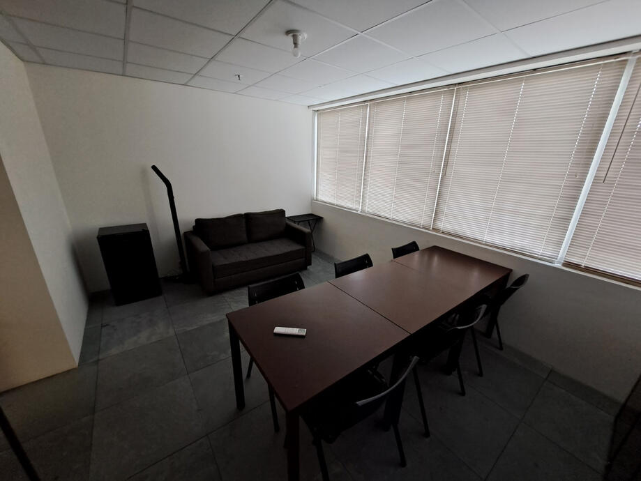 Sala de Reuniões 6 Lugares | Associe-se por R$150/mês e pague quando precisar: R$180/dia + Taxa de limpeza opcional de R$120.